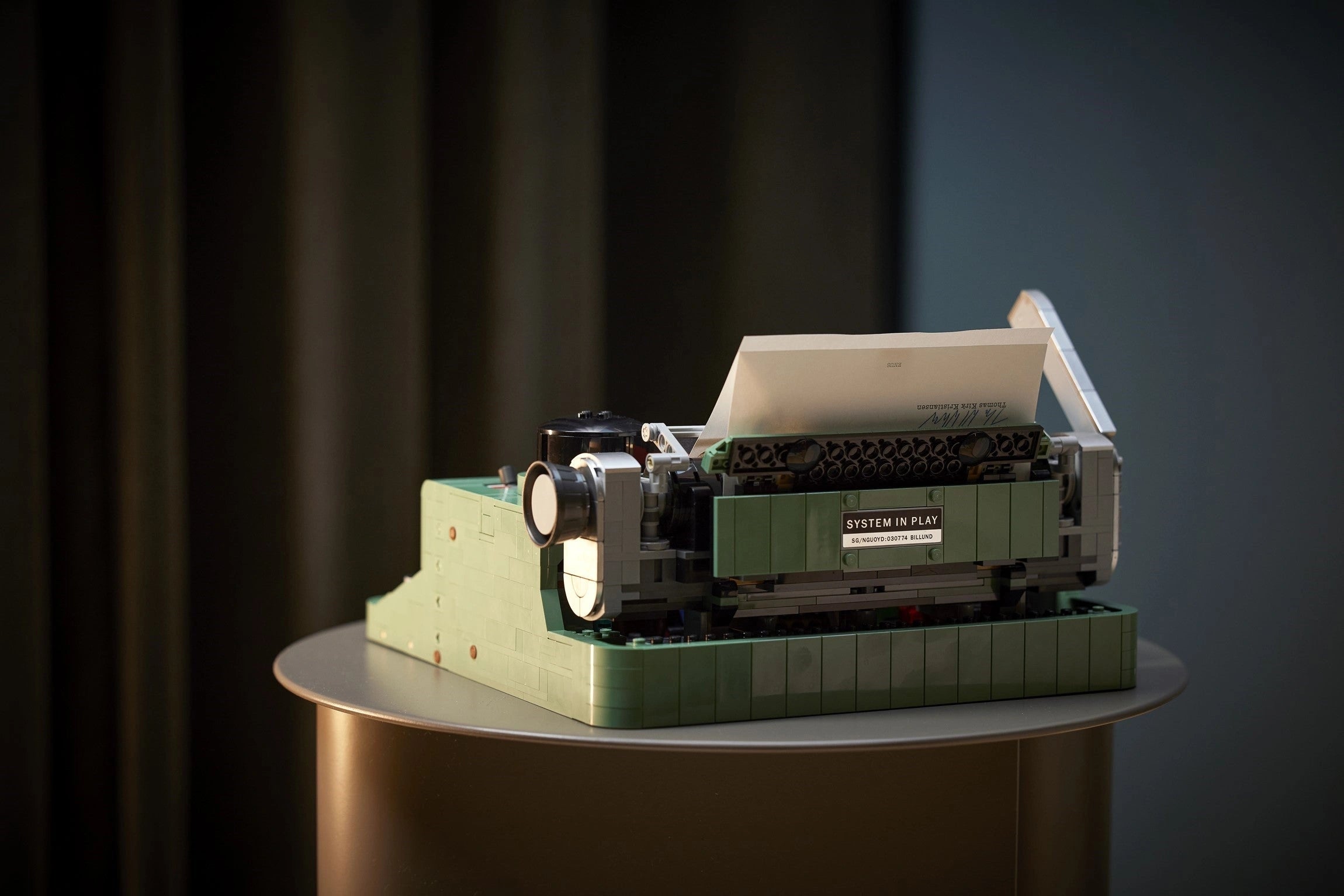 Model of a typewriter on a dark background