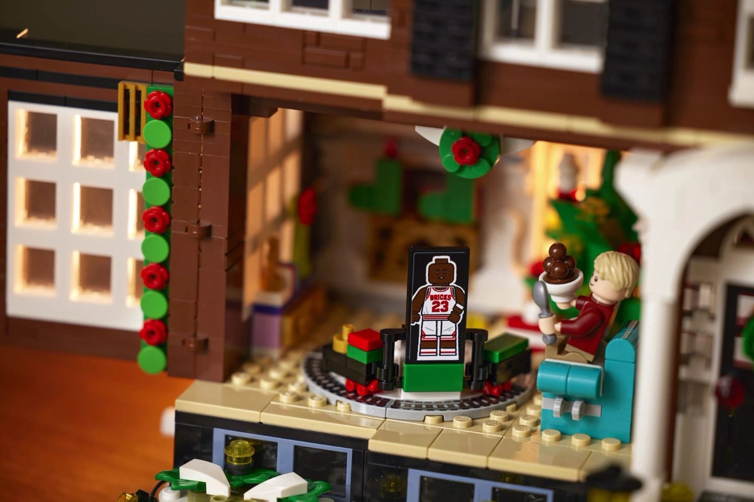 LEGO® 21330 Ideas Home Alone alternate image 26