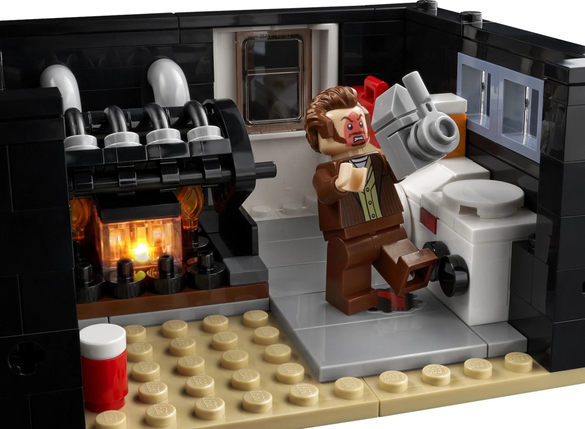 LEGO® 21330 Ideas Home Alone alternate image 6